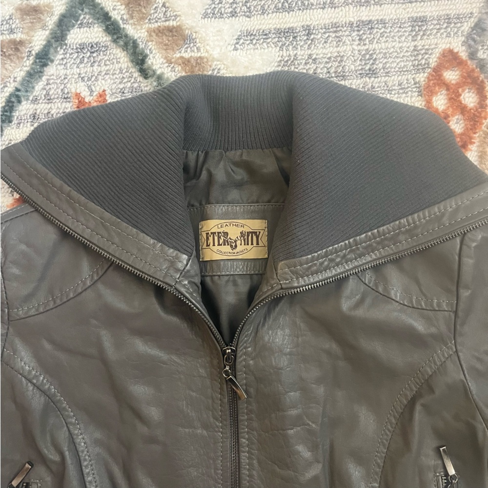 Cropped gray leather motorcycle jacket - Picture 8 of 9